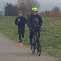 Adrian Lehmann folgt Ueli Lehmann auf dem Fahrrad